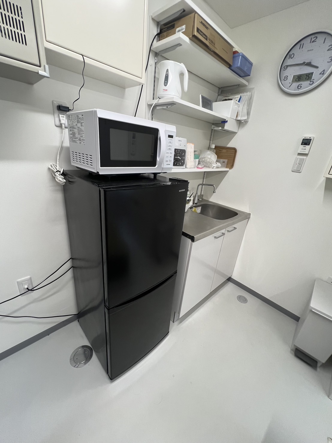 スタッフ休憩室には冷蔵庫、電子レンジもあります