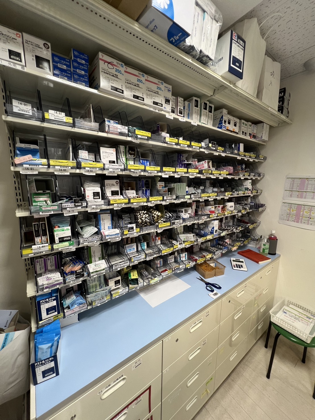 整理整頓された薬品棚です